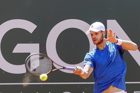 Yannick Hanfmann returns the ball to Andy Murray